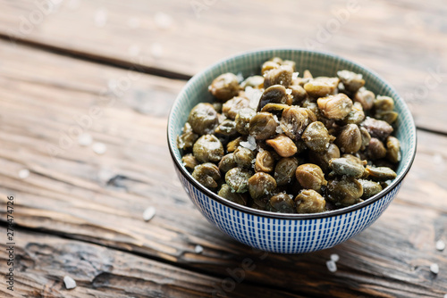 Foto Salt capers on the wooden table