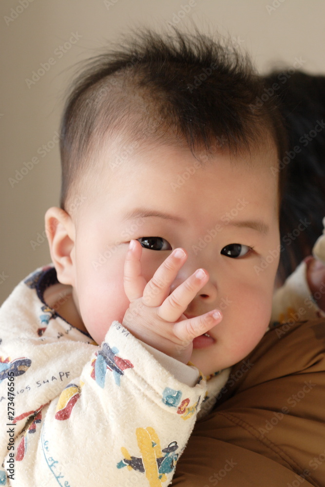 ベッドにいる可愛い赤ちゃん