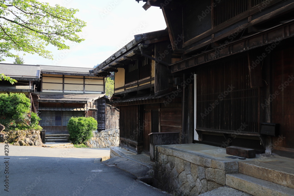 日本の古い木造家屋が並ぶ街角