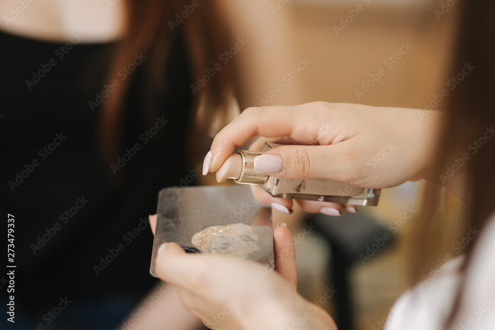 Obraz premium Close up of makeup artist use concealer on putty knife