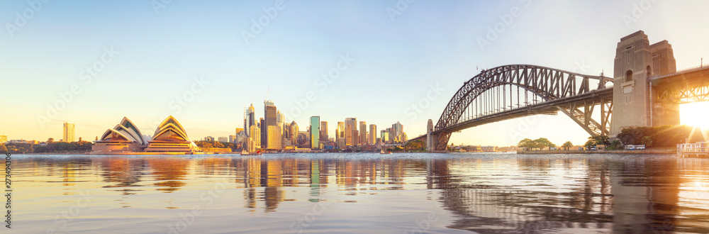 Obraz premium Panorama portu i mostu w Sydney