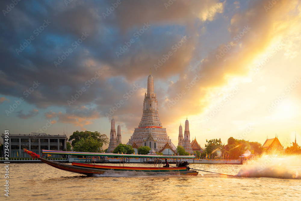 Fotografie Long tail speed bost with Wat Arun temple