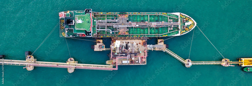 Φωτογραφία Aerial top view of the ship carrying the lpg and oil tanker in the sea port