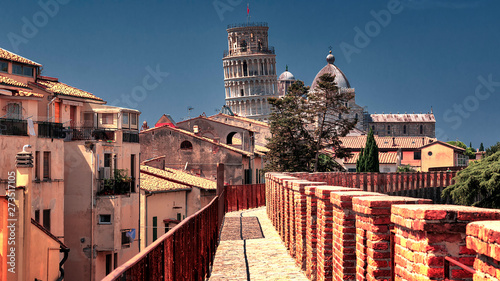 Obraz na płótnie blick zum schiefen Turm, von der Stadtmauer um Pisa herum.