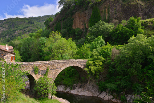 Pont sur l'Ardèche à Asperjoc-le-Rigaudel (07600 Vallées-d'Antraigues-Asperjoc), département de l'Ardèche en région Auvergne-Rhône-Alpes, France