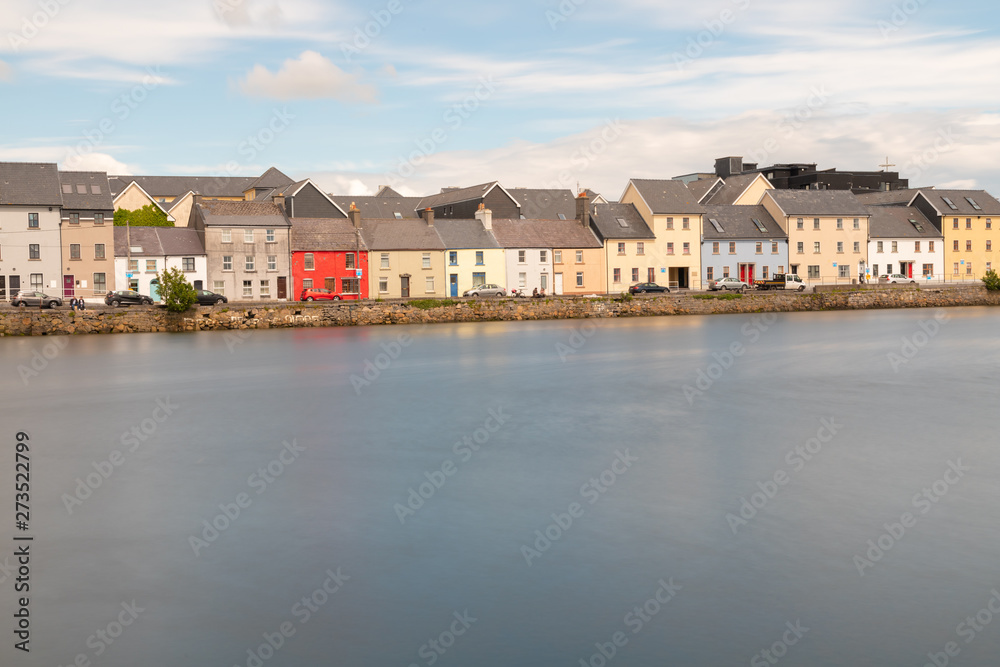 Obraz premium Coloured houses around Corrib River