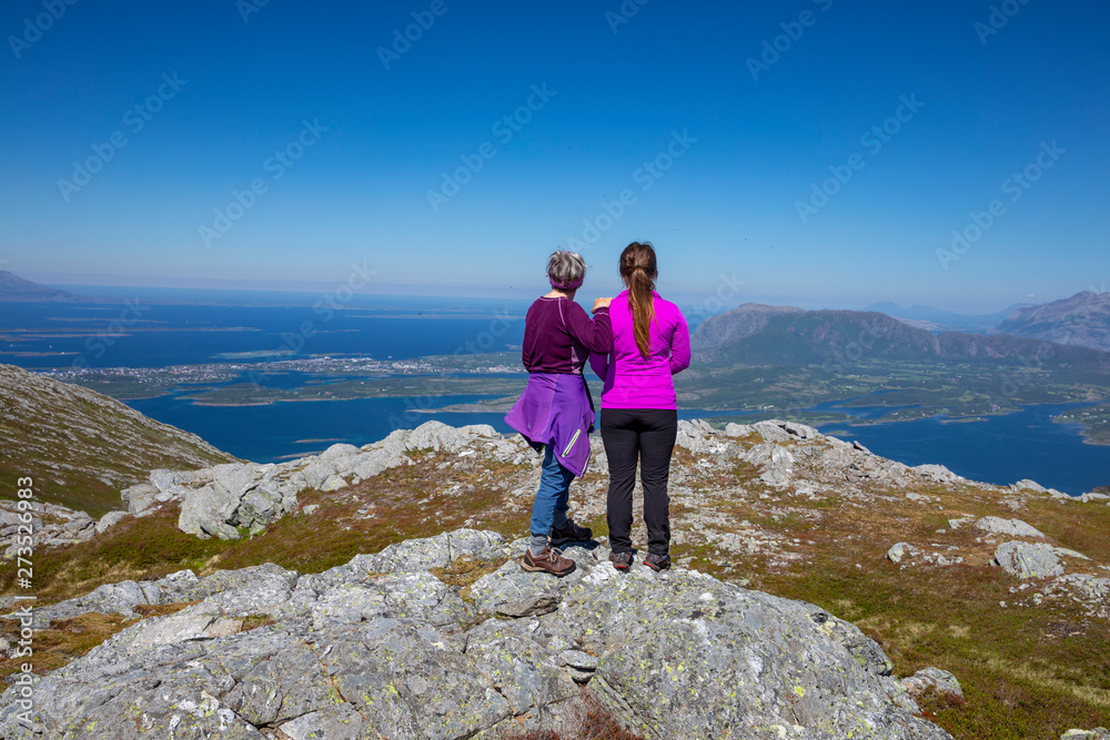 Obraz premium Women on mountain tour