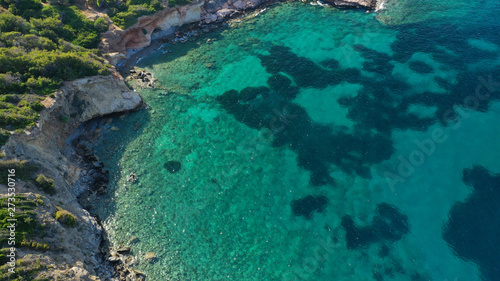 Fototapeta Naklejka Na Ścianę i Meble -  Aerial photo of tropical Caribbean bay with white sand beach and beautiful turquoise and sapphire clear sea
