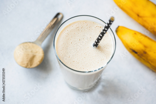 Carta da parati Vegan protein banana shake or smoothie in glass