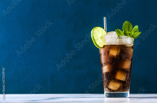 Quadro em tela Coca Coke cocktail in a tall glass cuba libre