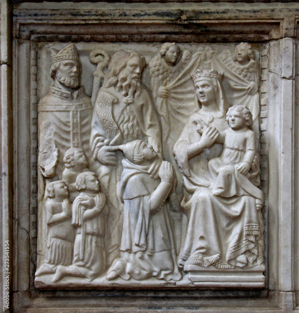 Madonna in trono, con un Vescovo, San Giovanni Battista e alcuni devoti; formella del sarcofago di Martino Aliprandi; chiesa di San Marco a Milano