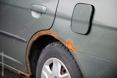 Foto voiture avec de la rouille