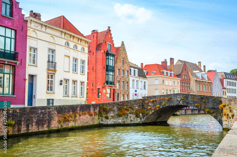Fototapeta premium Beautiful canal and traditional houses in the old town of Bruges (Brugge), Belgium