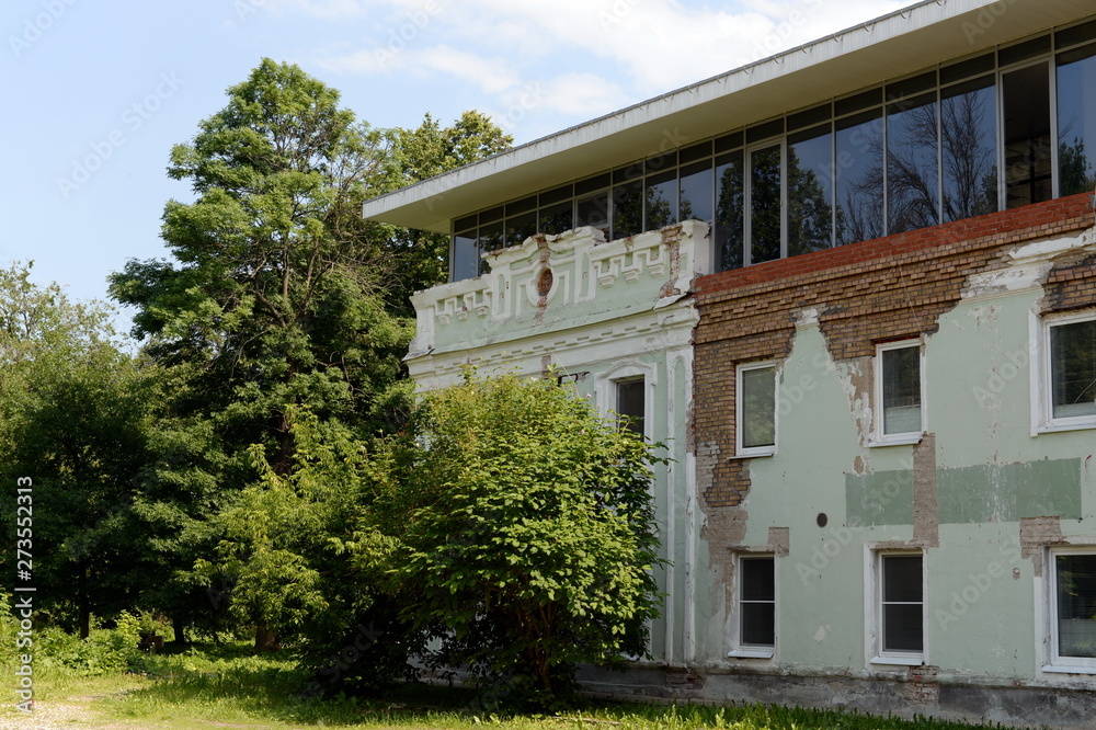 Obraz premium Illegal superstructure on a historic building in the Ognyanov estate in Yaroslavl