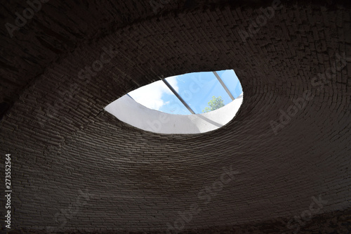 Ventanas circulares en la punta de una bóveda. 