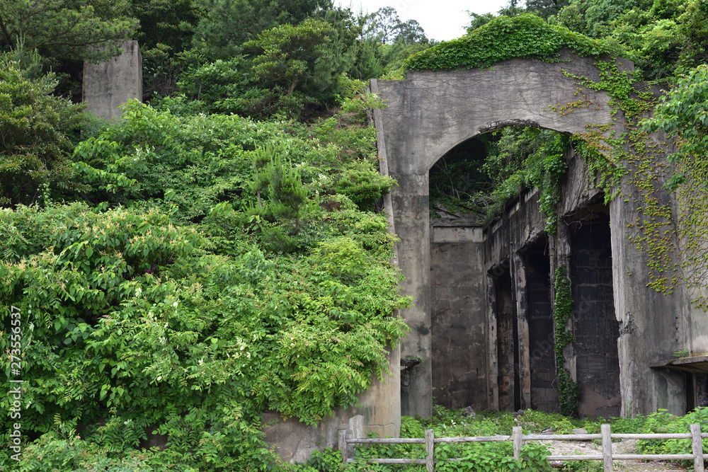 日本の広島県の大久野島の日本軍の工場の跡地の廃墟