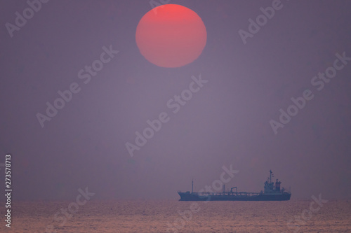 海に昇る太陽と横切る船とDSC6133