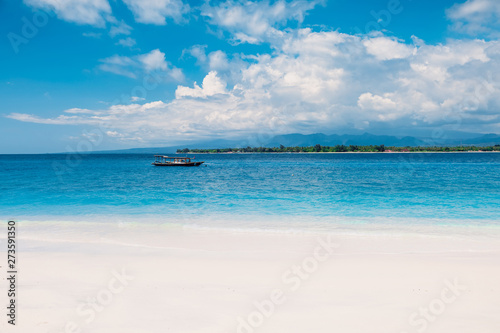 Fototapeta Naklejka Na Ścianę i Meble -  Tropical beach and blue ocean in paradise island
