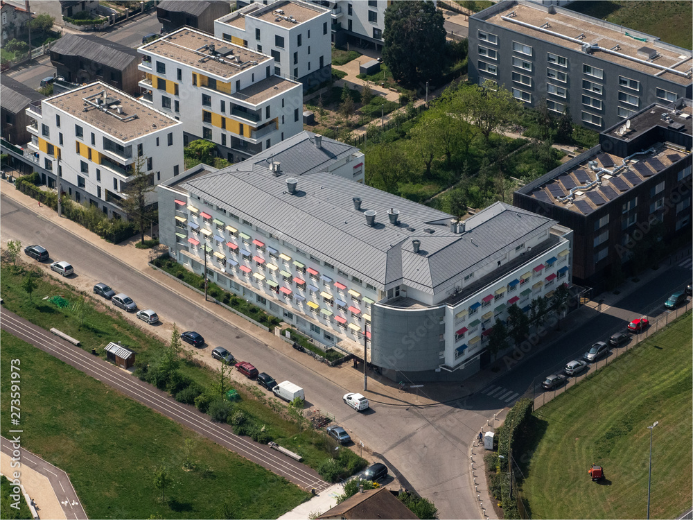 vue aérienne d'immeubles à Carrières-sous-Poissy dans les Yvelines en France