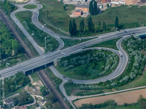 vue aérienne d'un croisement de routes à Vernouillet dans les Yvelines en France