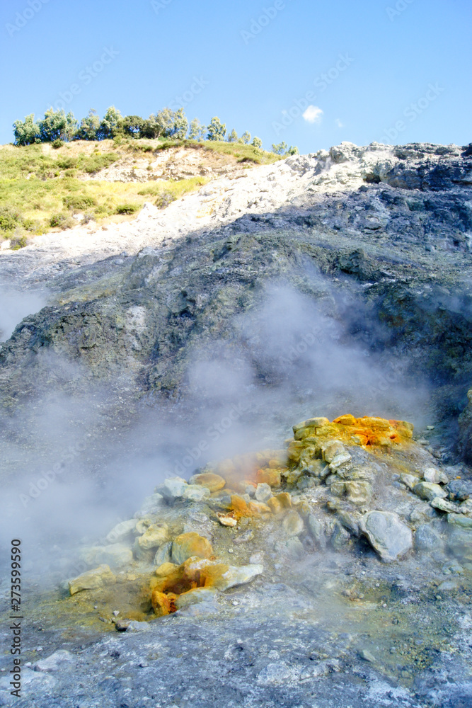 Gas tritt aus einer Fumarole im Solfatara Krater aus, einem Teil der phlegräischen Felder in Italien