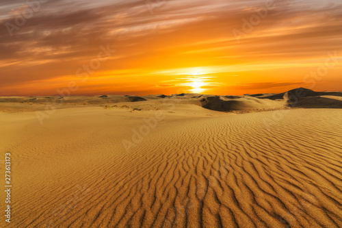 Zachód słońca nad wydmami na pustyni