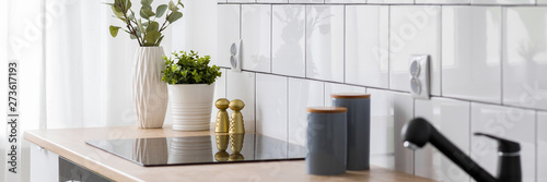 Quadro su tela White kitchen with induction hob
