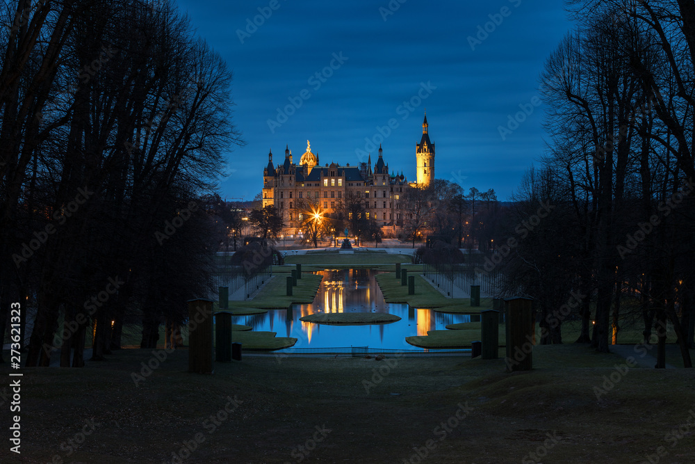 Fototapeta premium Blick über den Schlosspark auf das Schweriner Schloss