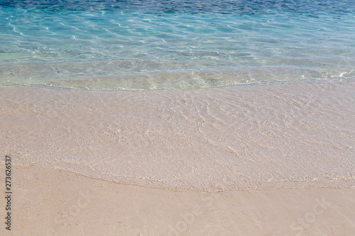 ein einsamer Strand mit t  rkisblauem Wasser 