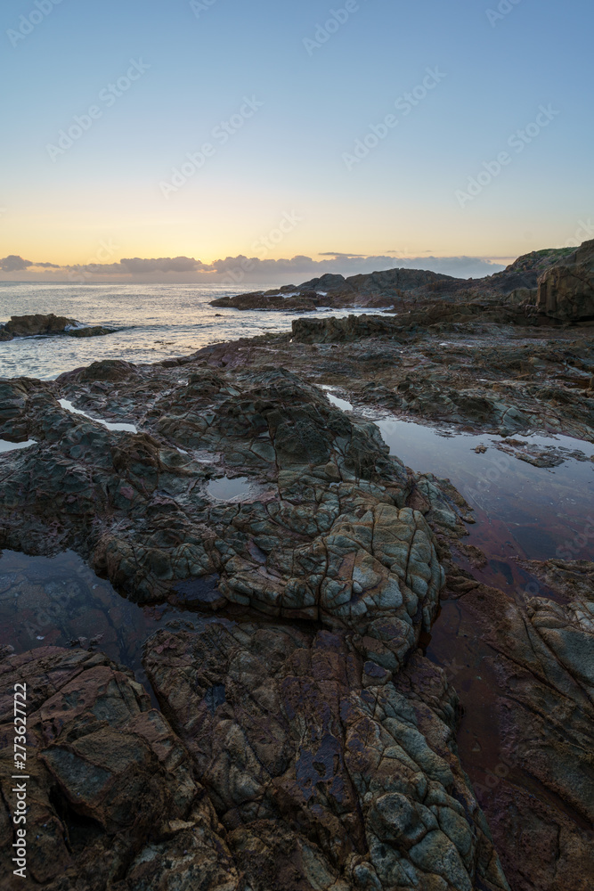 Sonnenaufgang an der Felsküste von Aragunnu Bay im Mimosa Rock National Park in New South Wales Australien