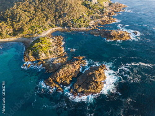 Luftbilder von der Küste und dem Meer vor dem Mimosa Rock National Park in NSW Australien