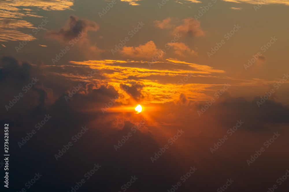 dramatischer Sonnenuntergang über den Wolken aus dem Flugzeug fotografiert