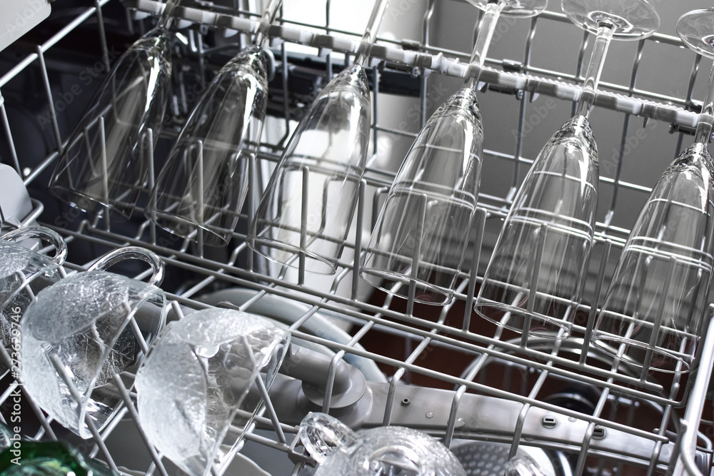 Dishwasher: Safely clean wine glasses