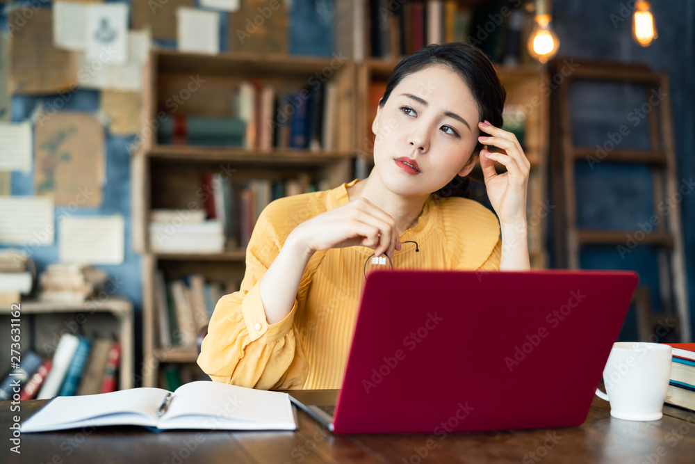 悩む女性 悩む女性