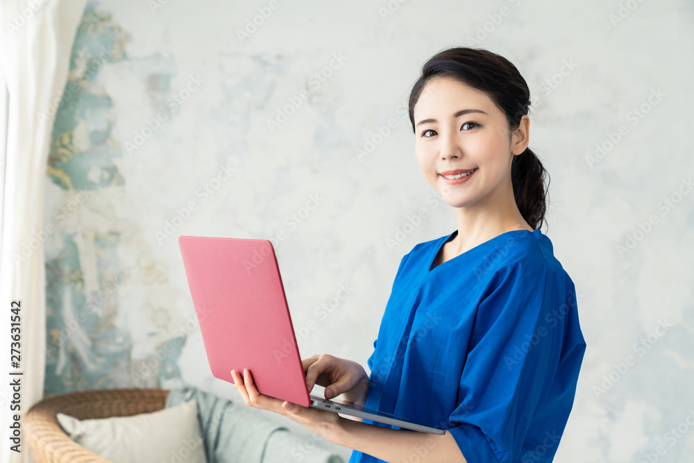 パソコンを持つ女性 Stock 写真 Adobe Stock