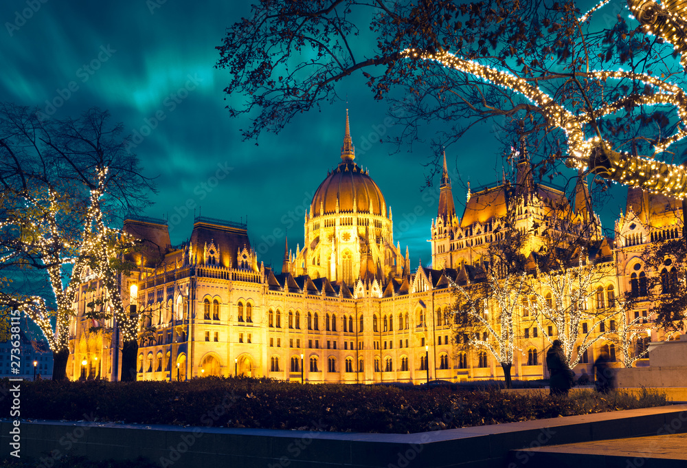 Obraz premium Hungarian Parliament in Budapest, Christmas eve