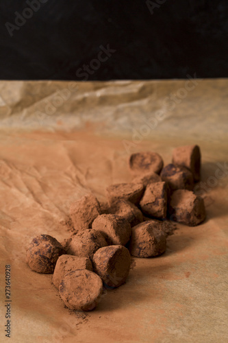 Chocolate truffle in cocoa powder © Freepik