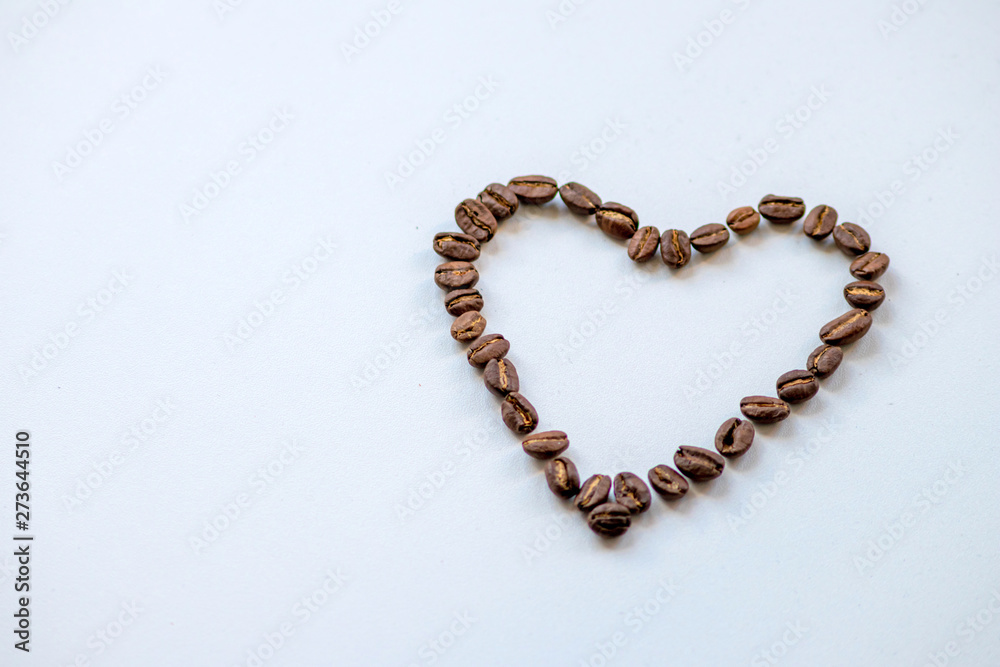 Ein Herz aus Kaffeebohnen als Symbol für Kaffeeliebe und Kaffeegenuss Ein Herz aus Kaffeebohnen als Symbol für Kaffeeliebe und Kaffeegenuss