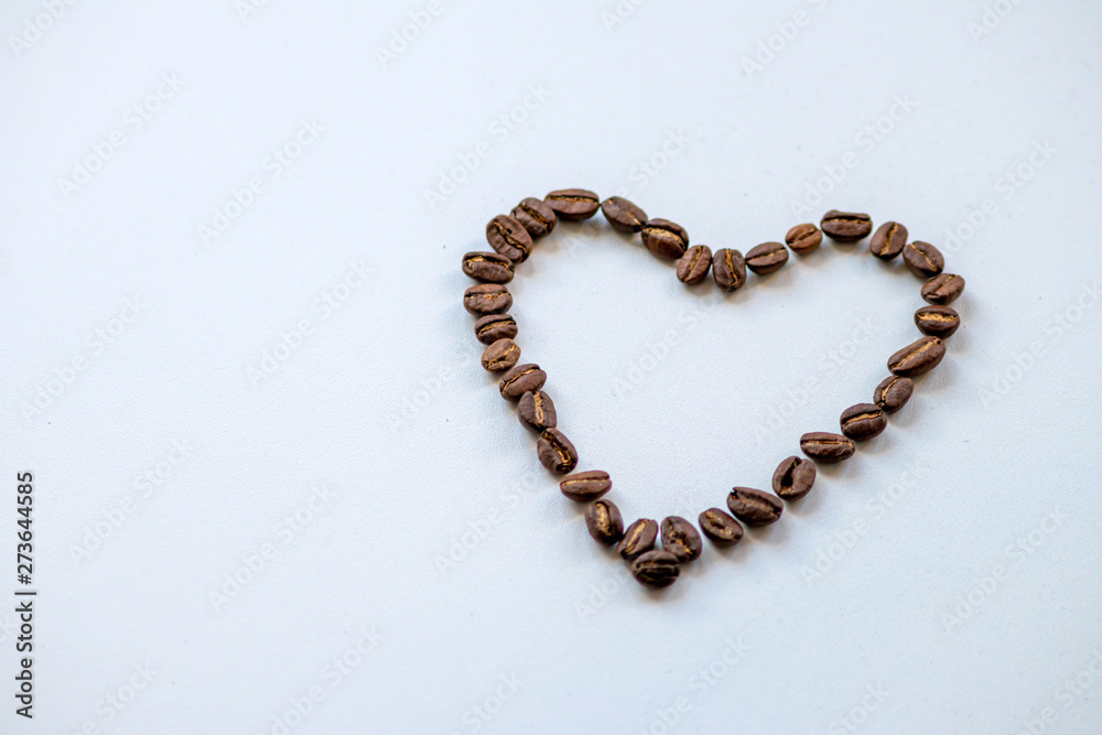 Ein Herz aus Kaffeebohnen als Symbol für Kaffeeliebe und Kaffeegenuss Ein Herz aus Kaffeebohnen als Symbol für Kaffeeliebe und Kaffeegenuss