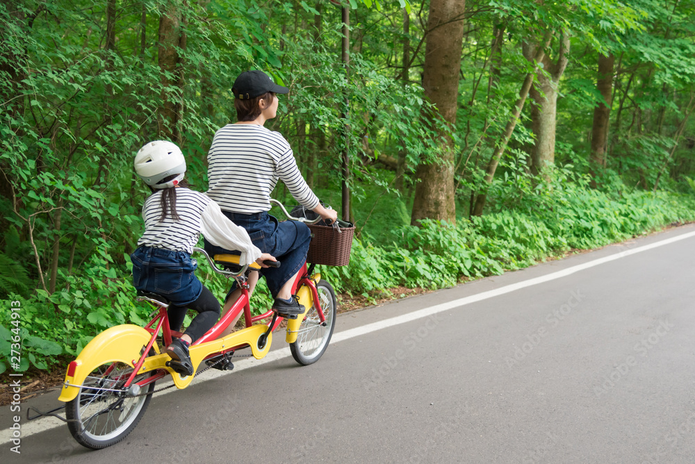 軽井沢で自転車に乗る親子