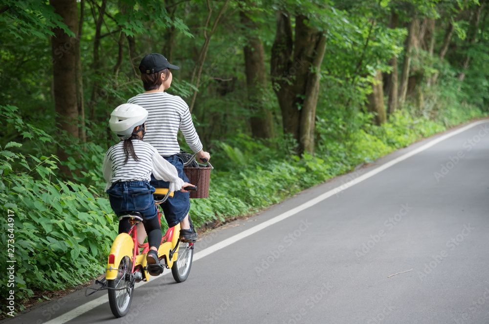 軽井沢で自転車に乗る親子