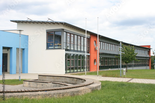 Schule. Schulgelände. Schulhaus.