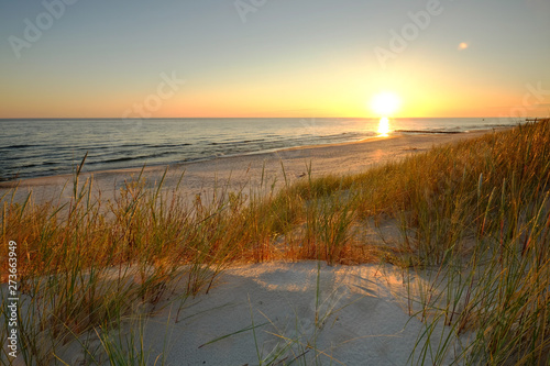 Piaszczyste wydmy na wybrzeżu Morza Bałtyckiego, Dźwirzyno ,Polska.