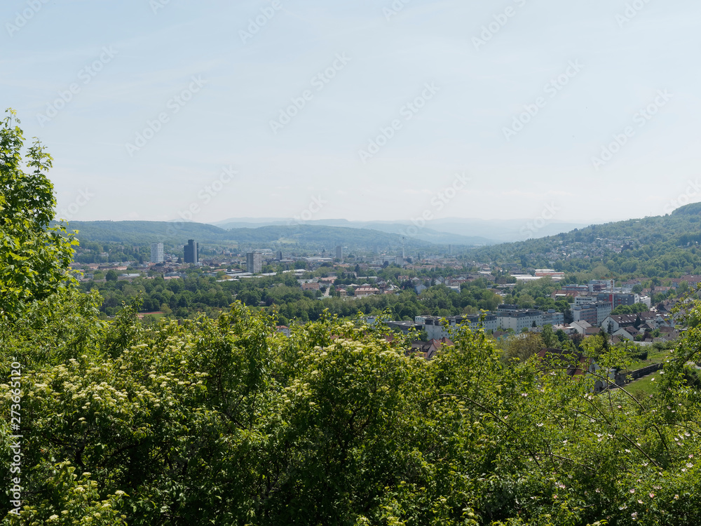 Vue de la ville de Lörrach et bâle en Suisse depuis le château Rhotelin (Rötteln)