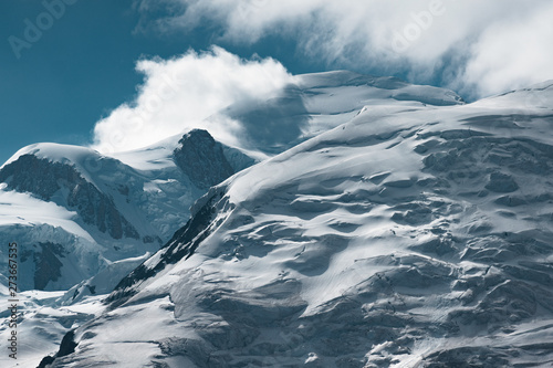 Glacier enneigé dans les montagnes, haute montagne, alpes