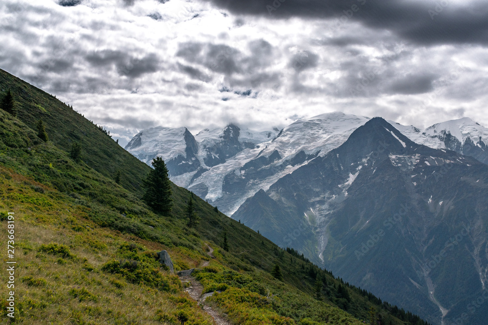 Chemin qui longe la montagne, alpes françaises, vue sur le glacier