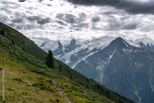Chemin qui longe la montagne, alpes françaises, vue sur le glacier