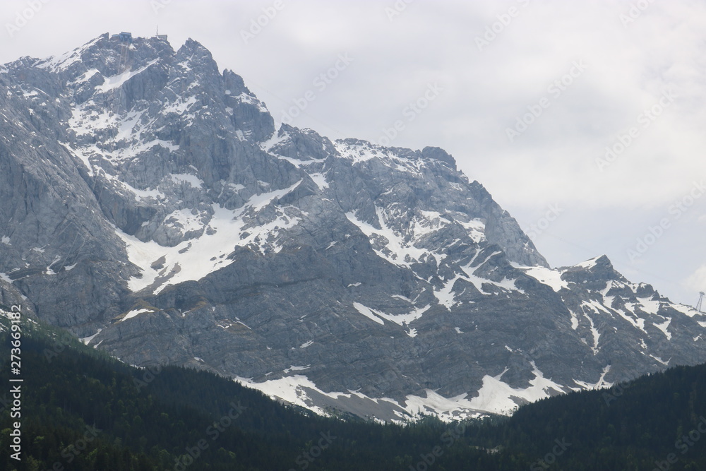Die Zugspitze ist mit 2962 Metern der höchste Gipfel des Wettersteingebirges und gleichzeitig Deutschlands höchster Berg.  Grainau , Bayern , Deutschland