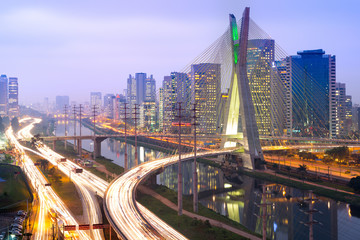 Fototapete Brasilien Skyline von São Paulo bei Nacht  © Jose Luis Stephens