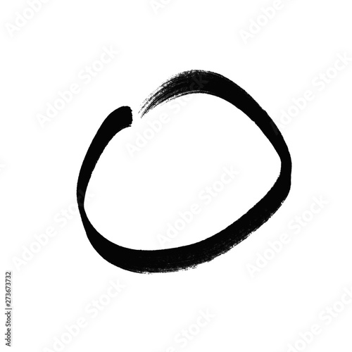 Unordentlich gemalter Kreis mit schwarzer Farbe photo